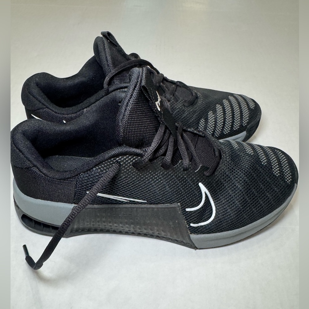 Nike Metcon 9 training shoes,black,white and grey.